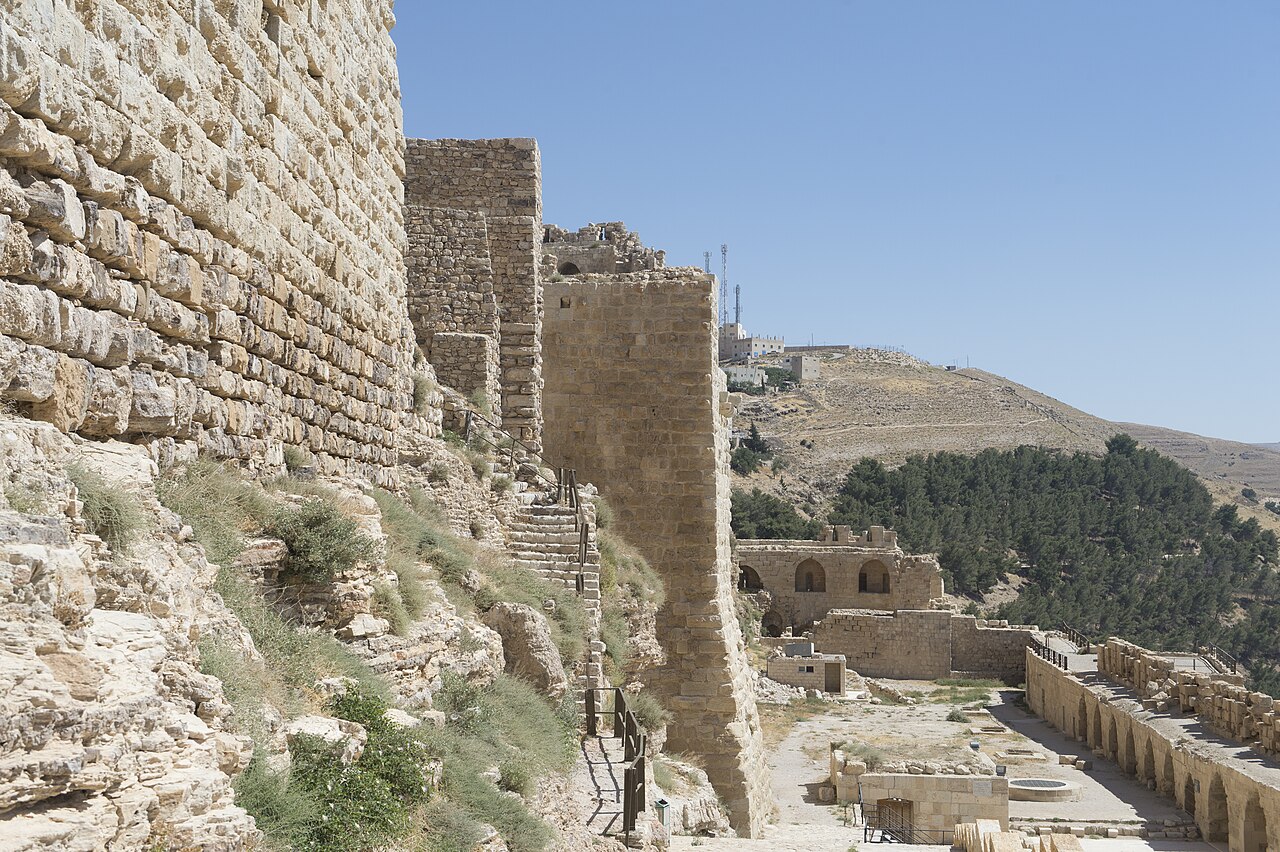 صمود القلعة عبر العصور